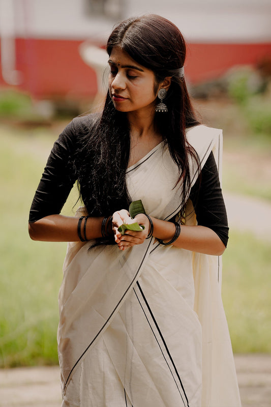 Simple Eerkkil Kara Set Mundu (Black) – Slender Borders & Kara